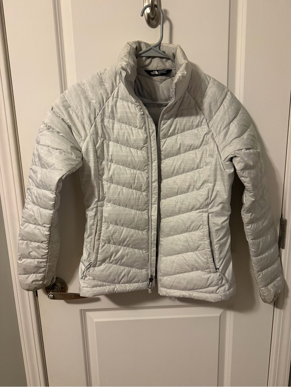 The North Face Women's Light Gray Quilted Down Puffer Jacket - size small